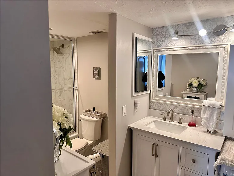 1147 Hillsboro Mile #214 — Photo 38