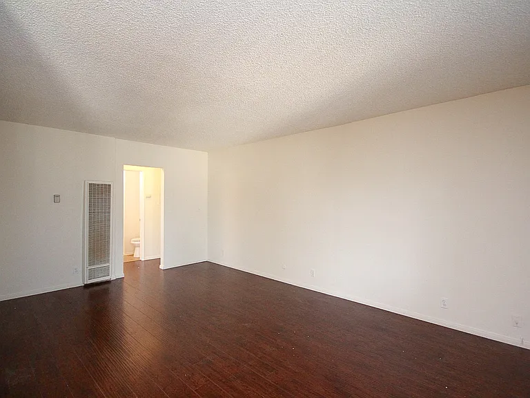 3010 Montrose Ave #28 — Photo 6