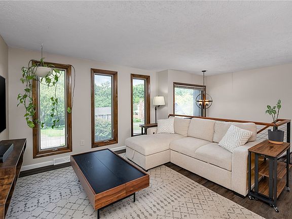 3rd image of 4705 Woodlake Dr