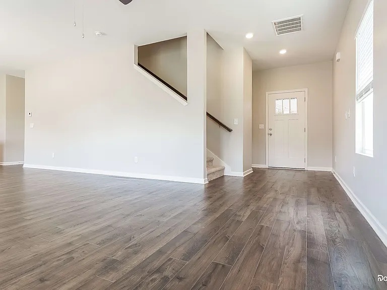 1005 Park View Dr — Photo 6