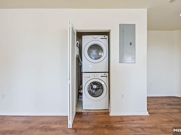 4th image of 399 11th St APT 301