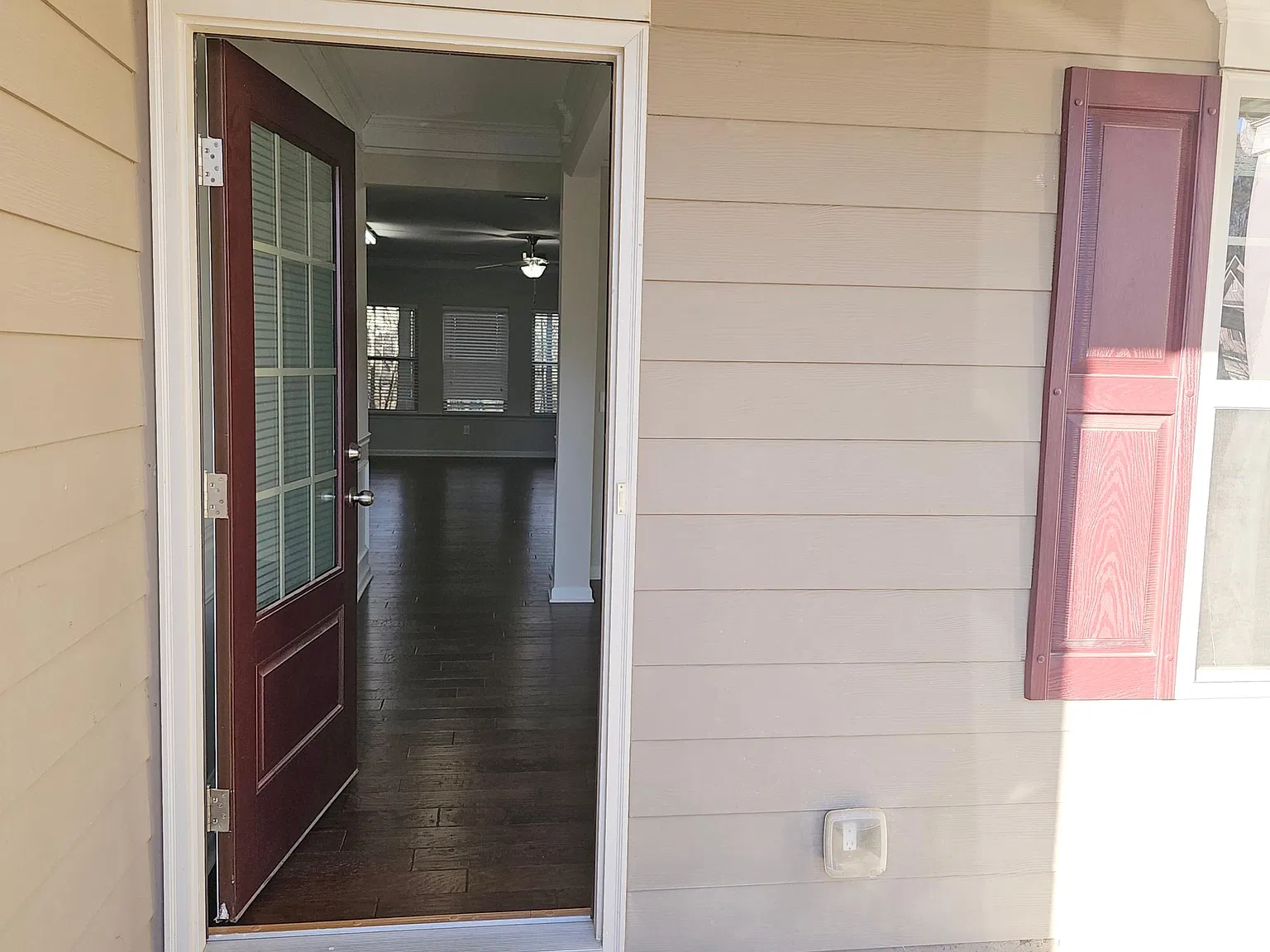 4 bed, 2600 sqft, $2,400 — Photo 3