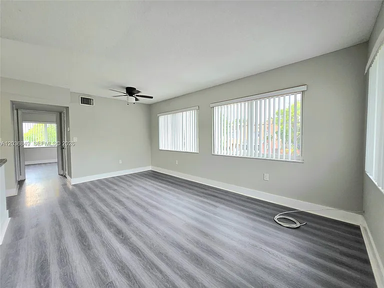 335 SW 20th St #6 — Photo 3
