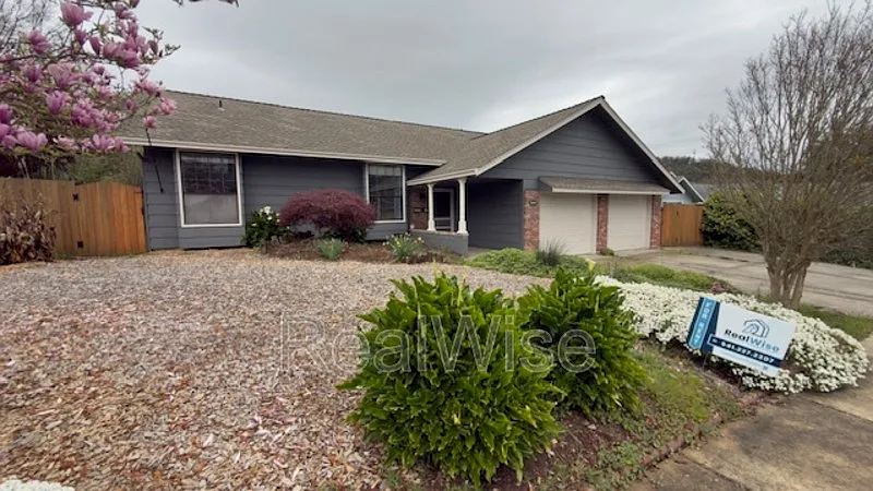 Building Photo - 2240 NW Cabrillo Ct