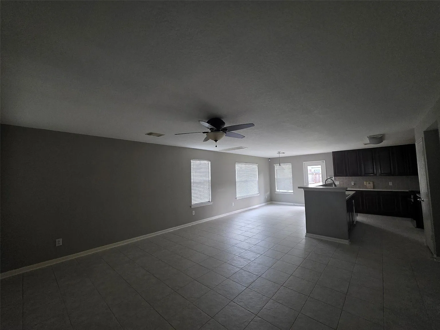 4 bed, 2.5 bath, 2418 sqft, $2,200 — Photo 2