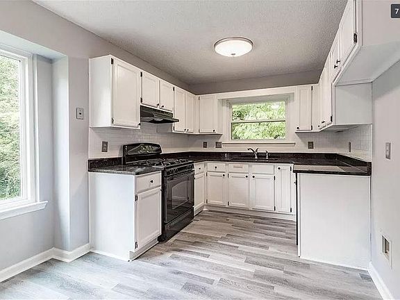 5th image of 901 Cobb Place Manor Dr