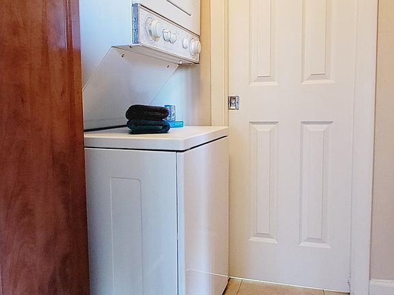 4th image of 301 N Trask St #1