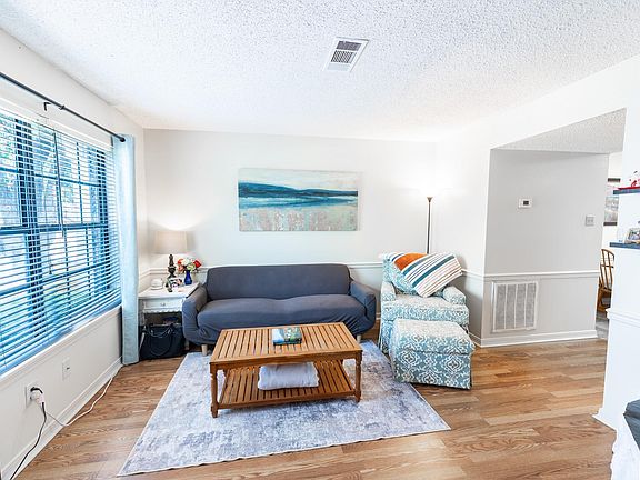 2nd image of 118 Wellington Pl