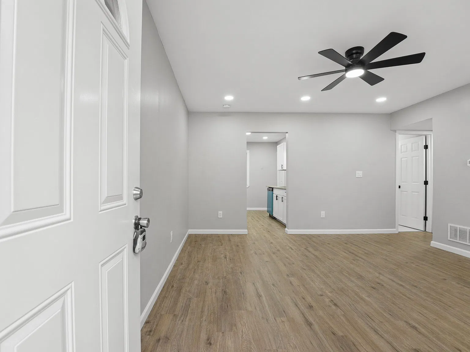 2 bed, 702 sqft, $1,375 — Photo 3