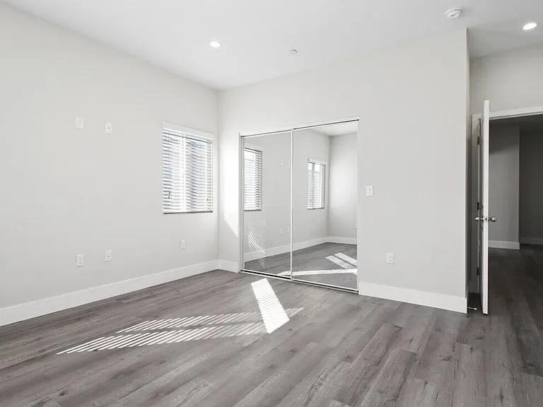 6841 Radford Ave — Photo 13