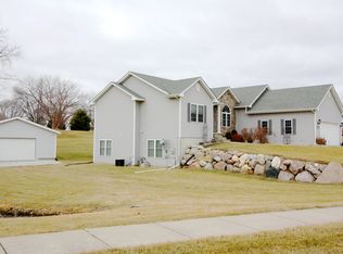 6814 NW 98th St, Johnston, IA 50131