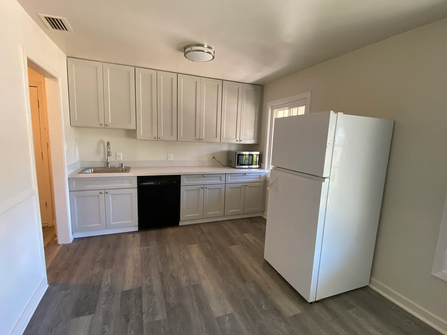 3 bed, 1064 sqft, $2,500 — Photo 4