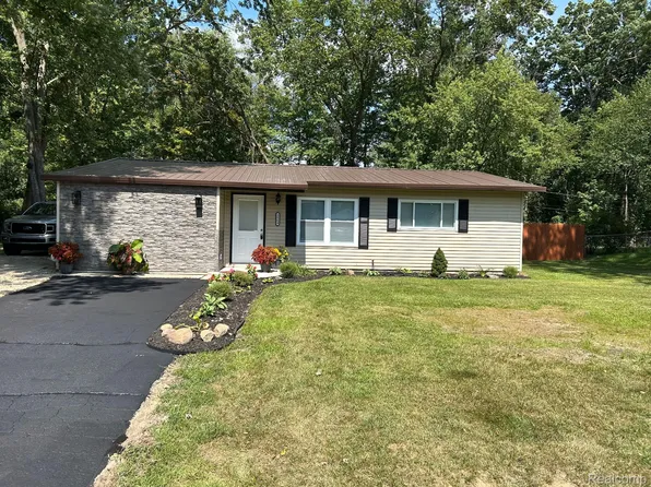 2564 Mueller Rd, Orion, MI 48359