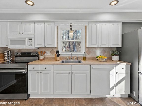 3rd image of 23 Holbrook Road