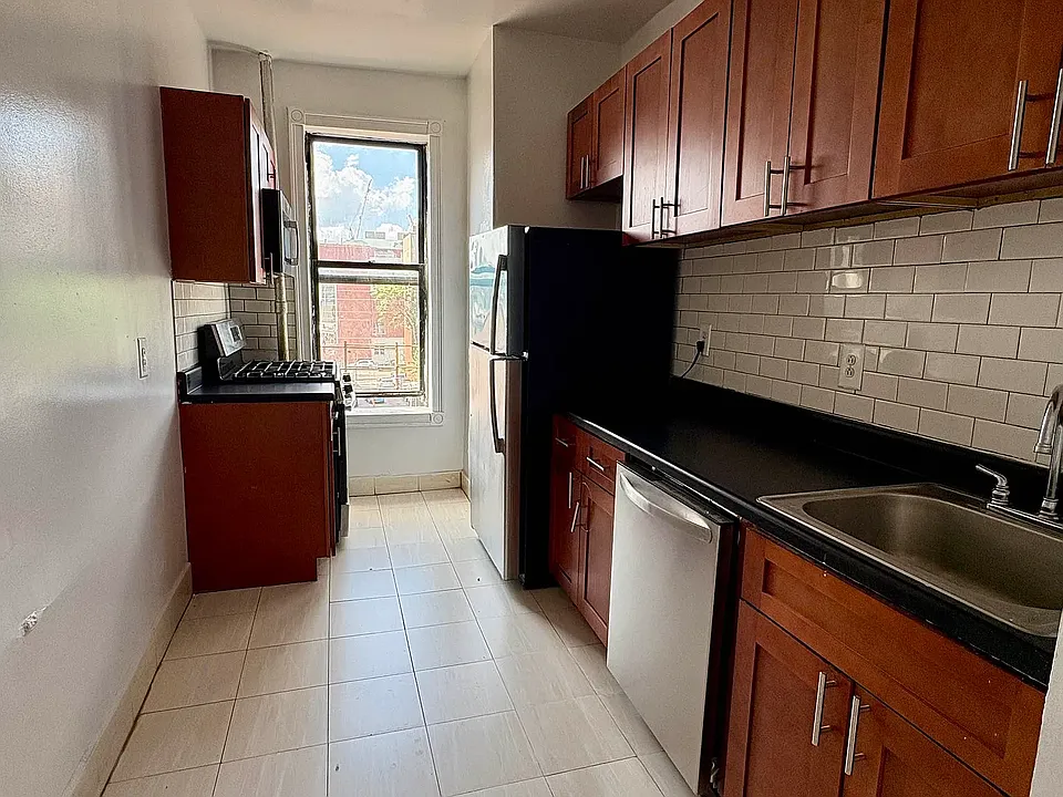 470 W 165th St #4G