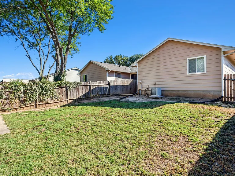 221 N Osage Rd — Photo 15