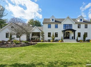 388 Freemans Ln, Franklin Lakes, NJ 07417