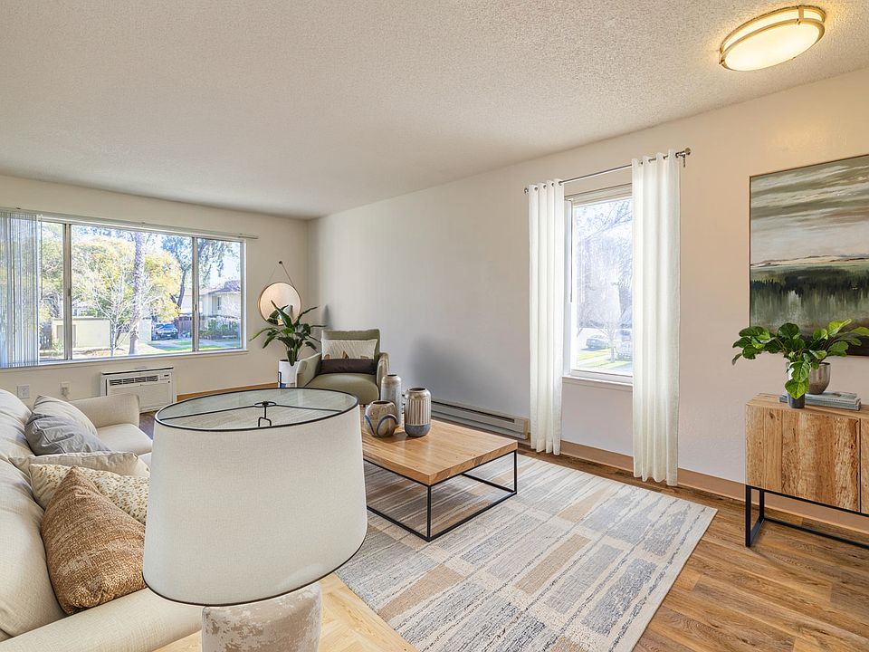 Comfortable living room with plenty of room for maximum relaxation.