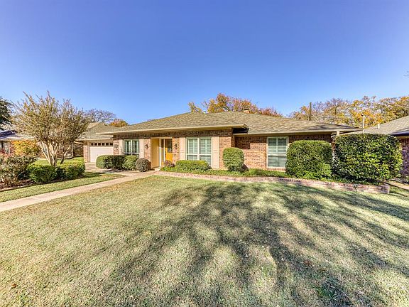 3rd image of 4101 Three Oaks Dr