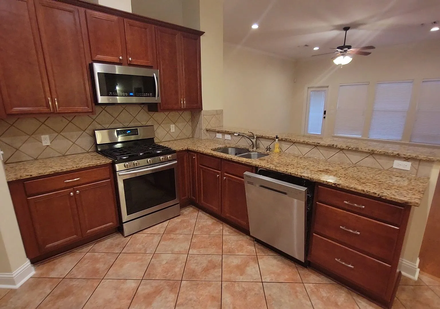 3 Bedroom 2 Baths 2008 sq/ft in Savannah Place — Photo 4