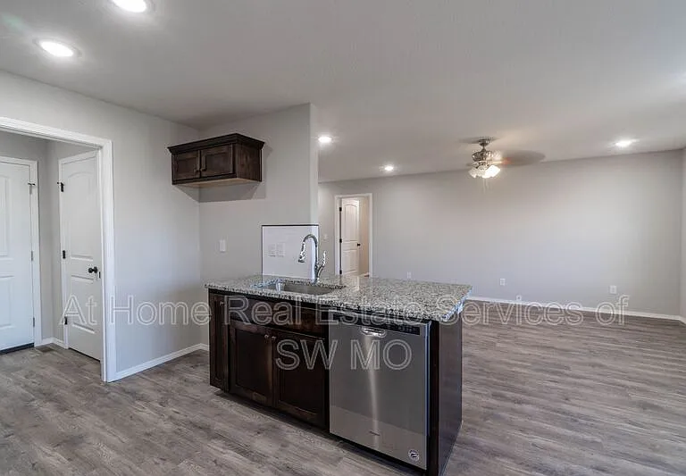 1803 S 15th Ave — Photo 2