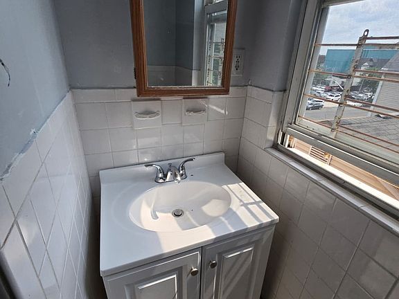 3rd image of 135 Elizabeth Ave #3