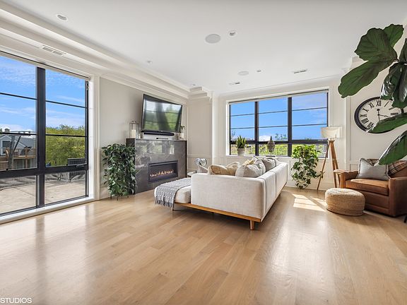 2nd image of 2817 N Lakewood Ave #3