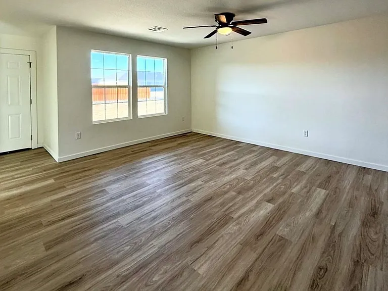 1222 Fountain Dr — Photo 3