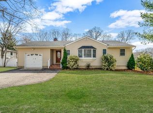 14 Renown St, Lake Grove, NY 11755