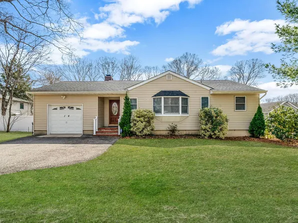 14 Renown Street, Lake Grove, NY 11755