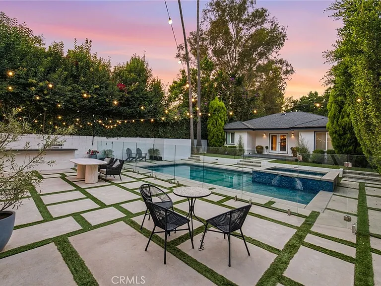 13135 Chandler Blvd — Photo 8