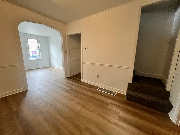 139 E Pomfret St — Photo 6