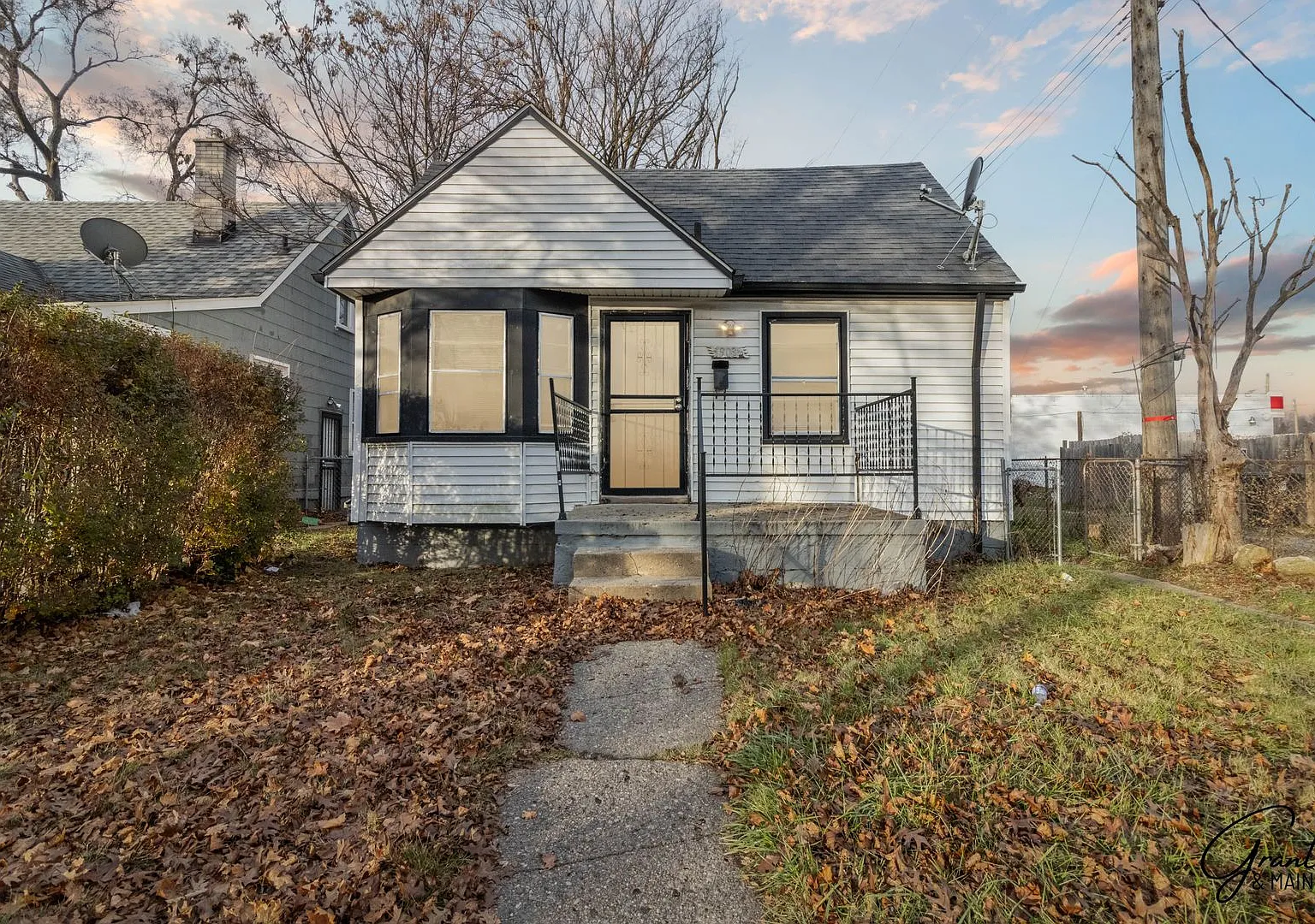 3 Bedroom Bungelow $1300/Mo — Photo 1
