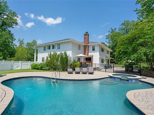 25 Montrose Court, Roslyn Harbor, NY 11576