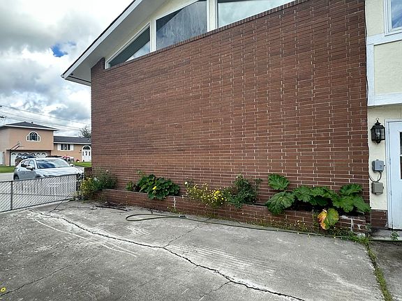 3rd image of 2591 Riverview Dr