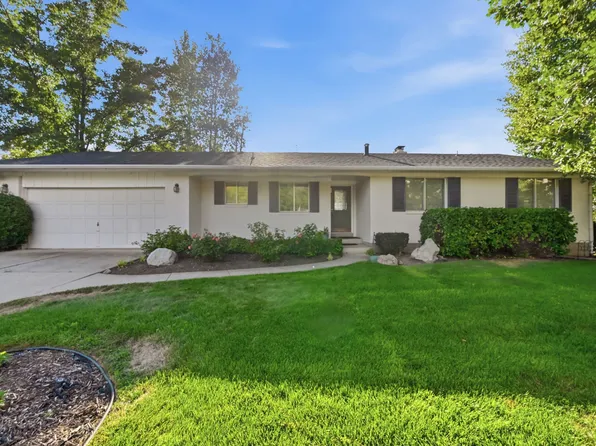 5714 S Laurelwood St, Holladay, UT 84121