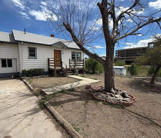 1220 Ames St — Photo 1