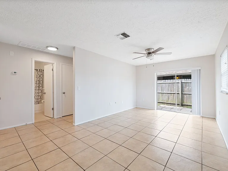 5431 Beach St #5431 — Photo 8