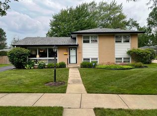 326 Crescent Dr, Glenview, IL