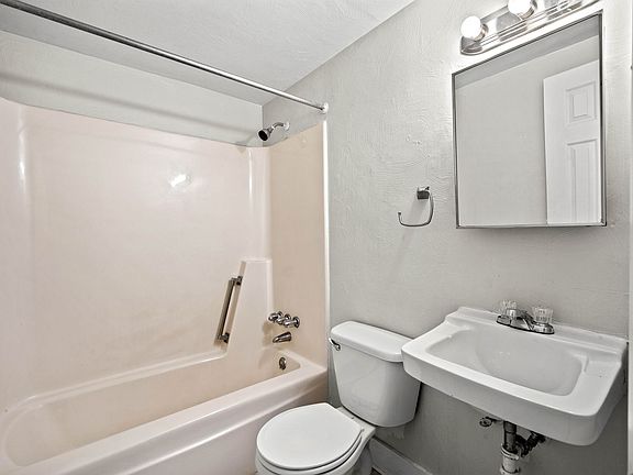 3rd image of 1567 Cathell Rd APT C4