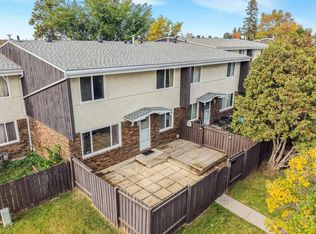 144 Roseland Vlg NW, Edmonton, AB T5E5R6