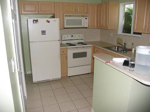 2nd image of 935 NE 34th Ave Unit 201