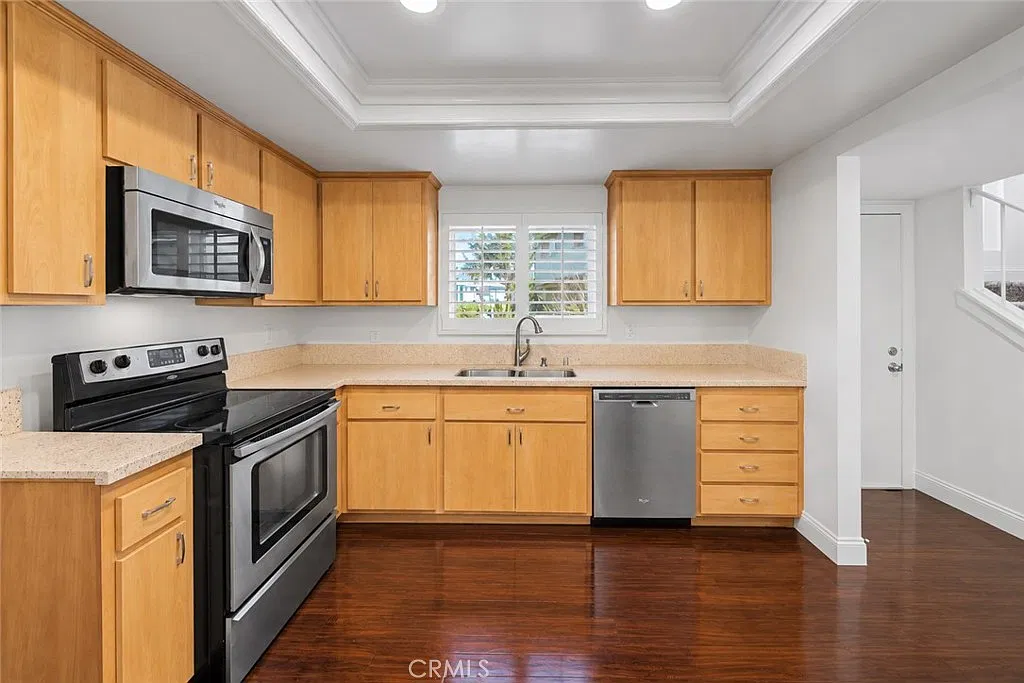 3 bed, 1.5 bath, 1318 sqft, $3,600 — Photo 3