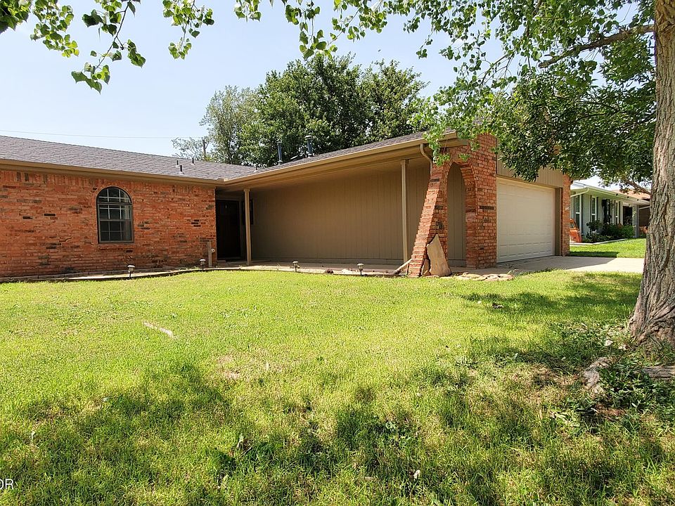 1st image of 1010 Holly Ln