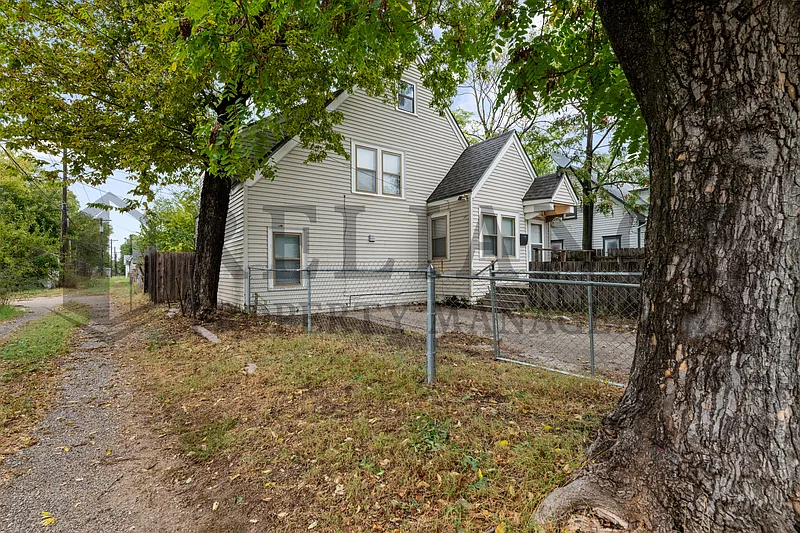 2 bed, 1.0 bath, 1332 sqft, $995 — Photo 2