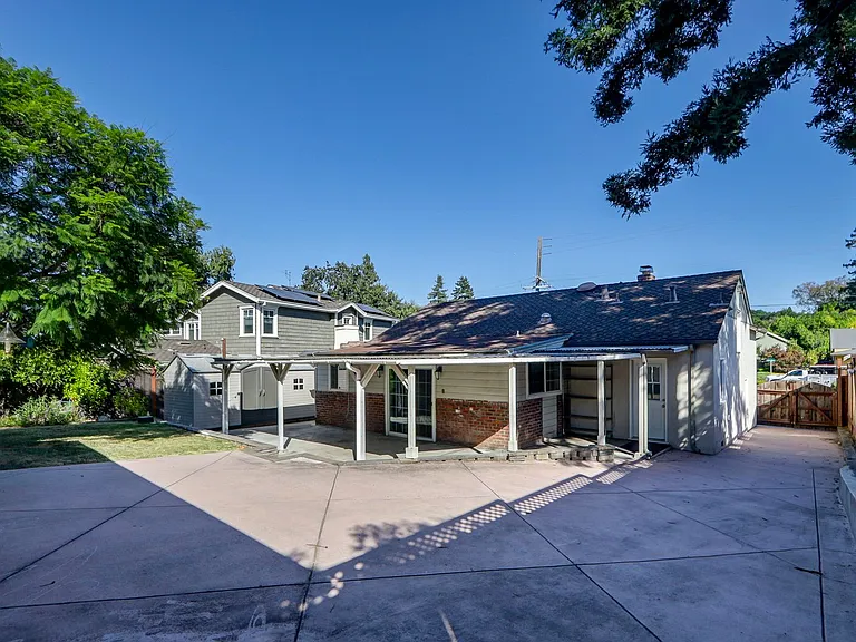 88 Southgate St — Photo 49