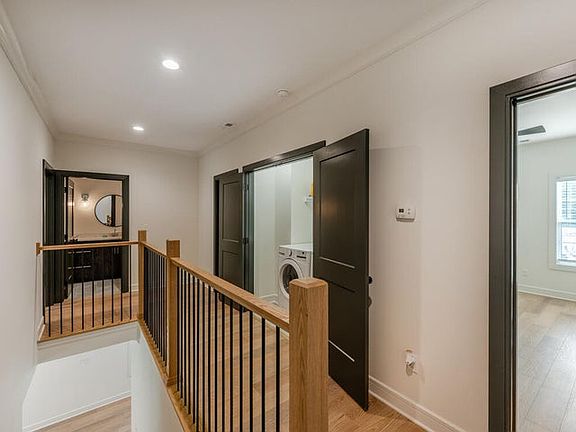 4th image of 1031 Amelia Ct