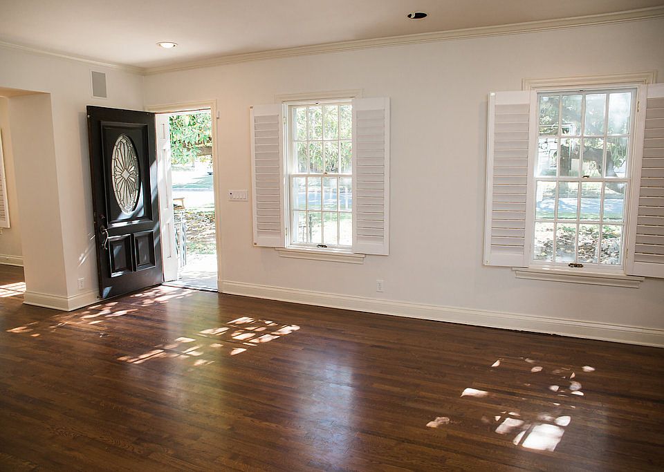 Living Room/Entryway