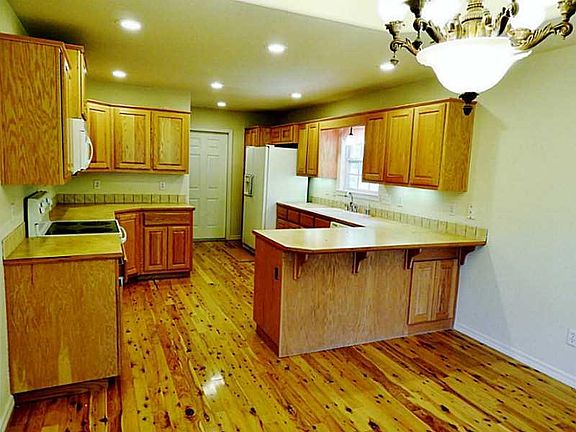 2nd image of 13 Brittany Ln