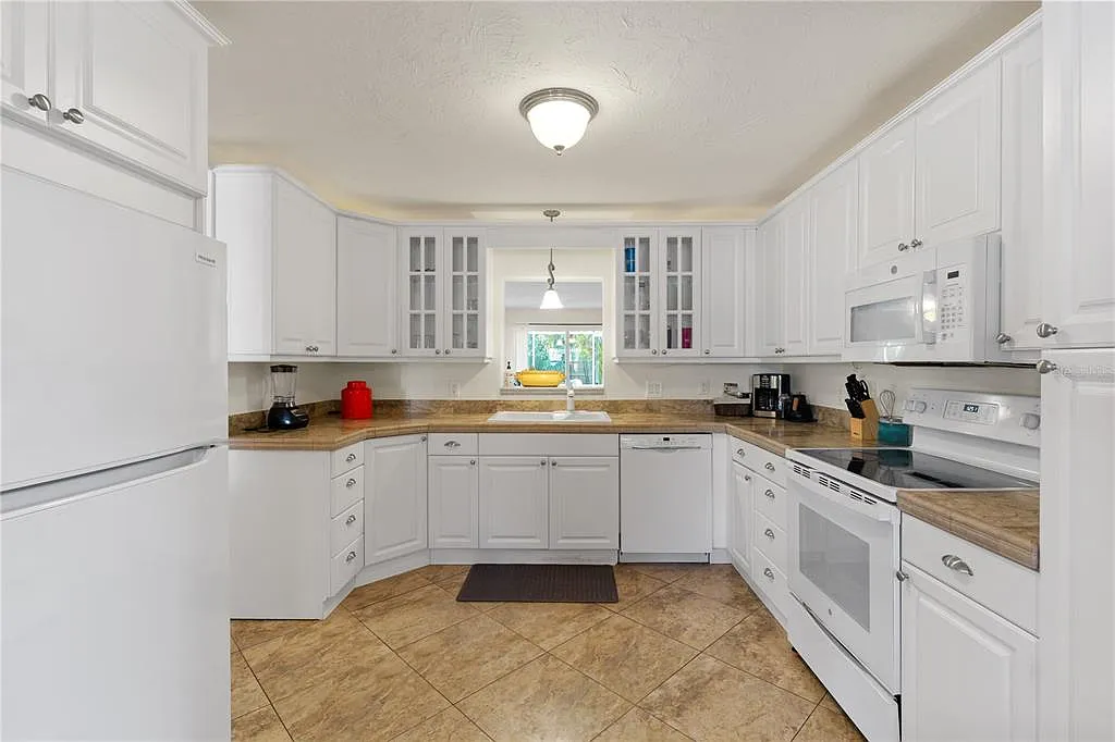 Building Photo - 7860 Holiday Dr